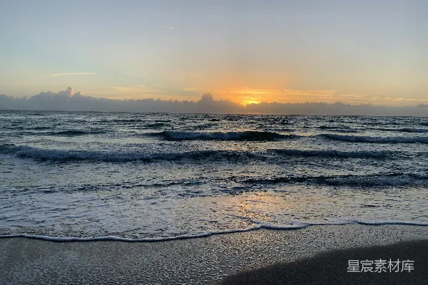 高清摄影 海浪在日落时分拍打着岸边