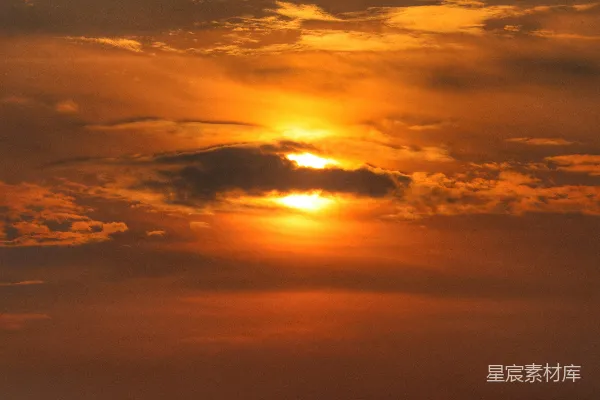 高清摄影 夕阳时的橙色和灰色云朵