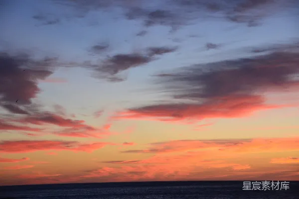 高清摄影 云遮夕阳时的江河水面