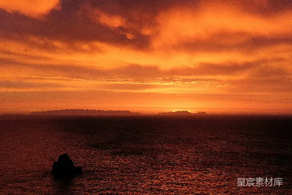 高清摄影 夕阳下两个人坐在岩石上的轮廓