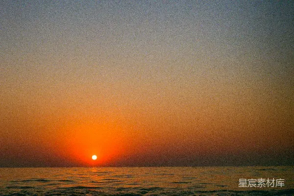 高清摄影 晴天里太阳正落在海面上