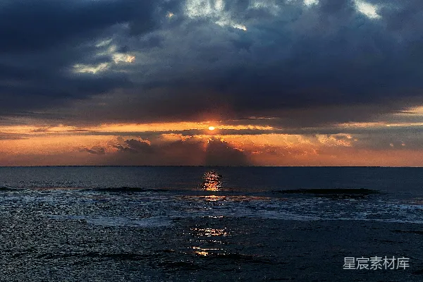 高清摄影 云遮夕阳下的水面
