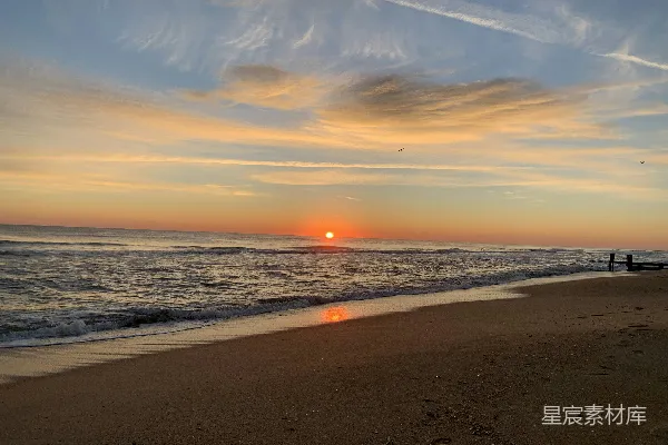高清摄影 海边的太阳正落在海面上暮色中