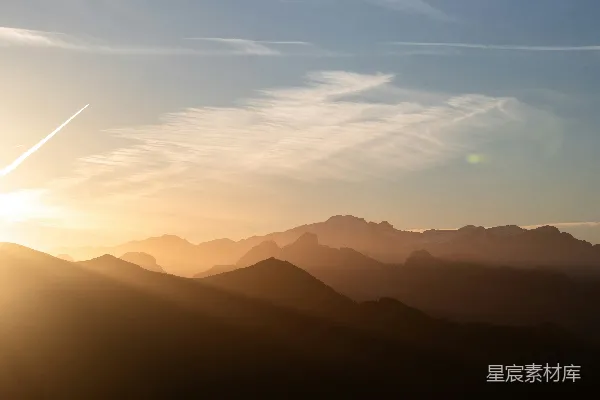 高清摄影 山峦之上，夕阳西下