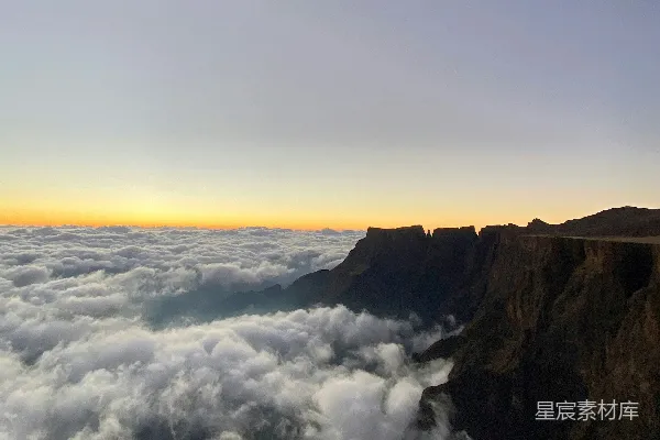 高清摄影 山上的白云