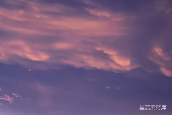 高清摄影 天空中一架飞机在日落时飞翔。