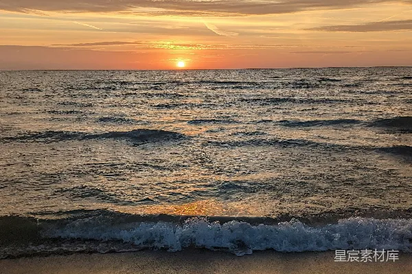 高清摄影 海滩上的太阳正在落山。