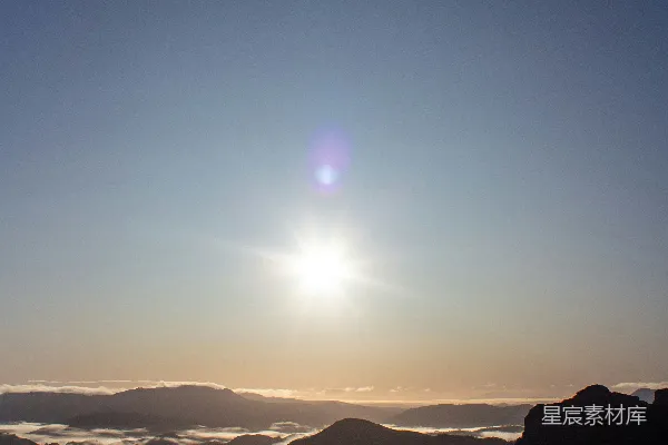 高清摄影 山峦之上，太阳正在 Setting 下落