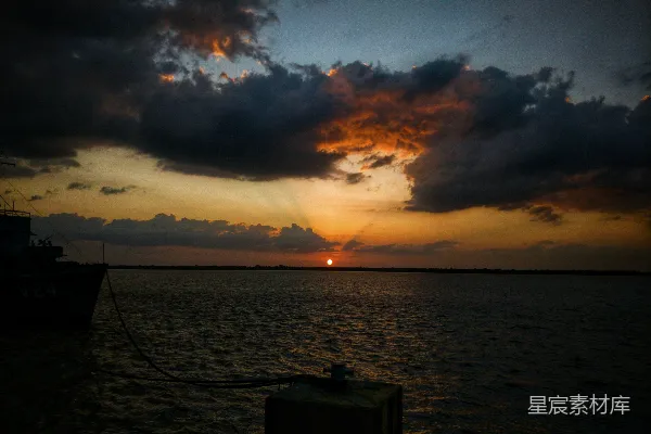高清摄影 云遮夕阳时的江河湖海