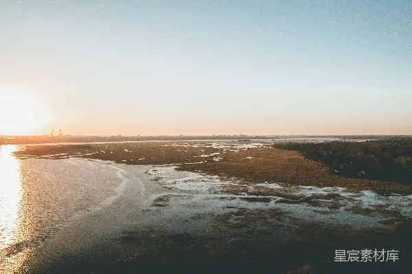 高清摄影 夕阳映照在一片水域之上