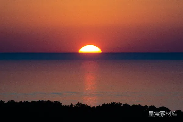 高清摄影 晴天里太阳正落海。