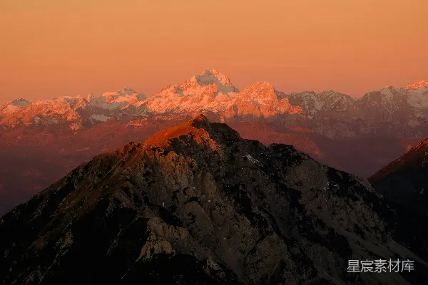 高清摄影 夕阳下山峰的景色