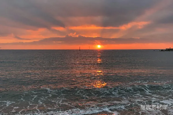 高清摄影 傍晚海浪拍打在海岸上