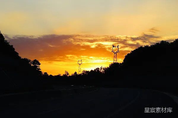 高清摄影 夕阳西下在一条乡村小路上