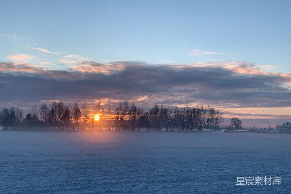 高清摄影 夕阳洒落于一片雪地之上