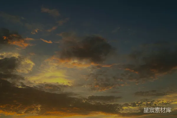 高清摄影 夕阳落下于一片水域之上