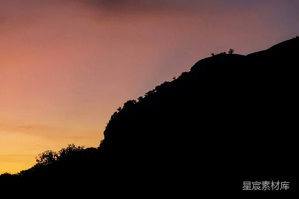 高清摄影 夕阳下一个人站在山顶的轮廓