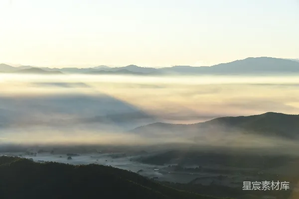 高清摄影 背景中有山的山谷景色