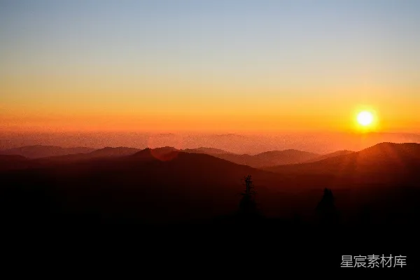 高清摄影 夕阳西下在一座山峦之间