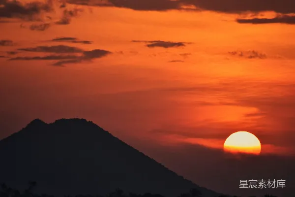 高清摄影 远处的山头已落下夕阳
