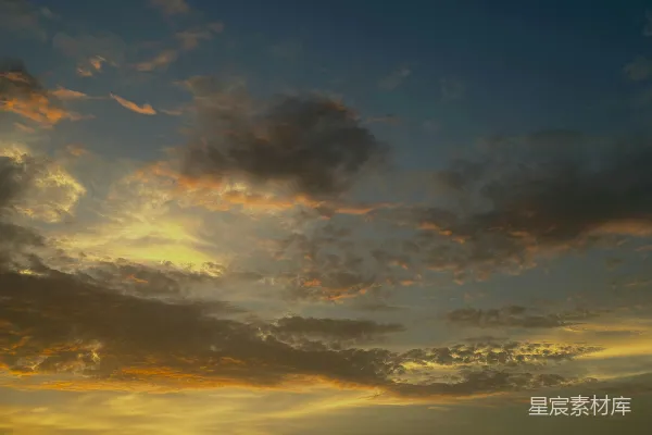 高清摄影 夕阳西下，海面上停着一艘船。
