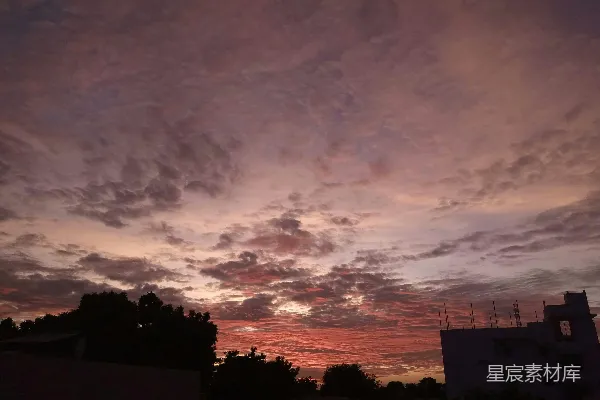 高清摄影 夕阳余晖中有云彩和建筑背景