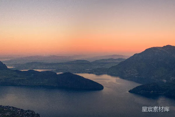 高清摄影 山湖晨雾中的宁静景象，天空温柔如画。