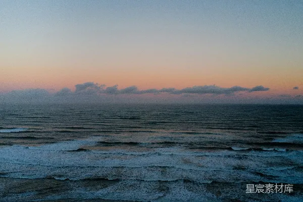 高清摄影 海浪在夕阳下冲向岸边。
