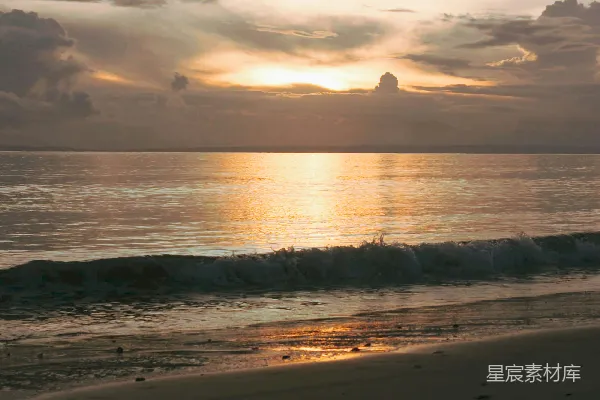 高清摄影 夕阳下海浪拍打在海岸上