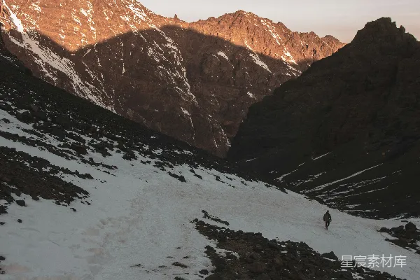 高清摄影 白天山间覆雪