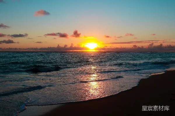 高清摄影 夕阳下的海洋，美丽的倒影。