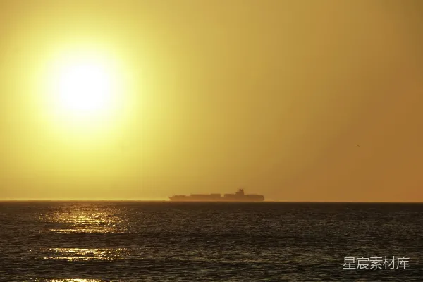 高清摄影 夕阳下海面上船的轮廓图象