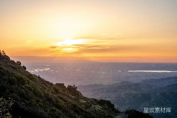 高清摄影 夕阳下草地近水边