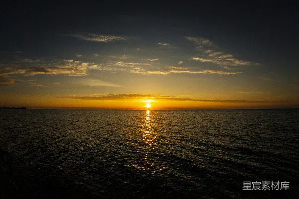 高清摄影 cloudy days see the sun setting over the ocean