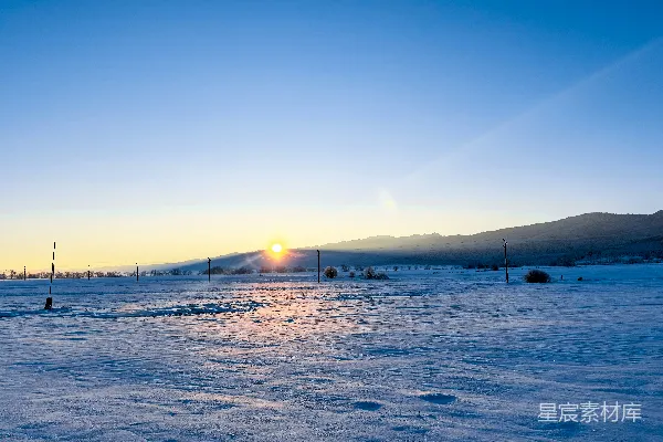 高清摄影 夕阳洒落在一片雪地之上