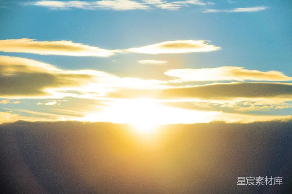 高清摄影 夕阳透过云层明亮地照射着。