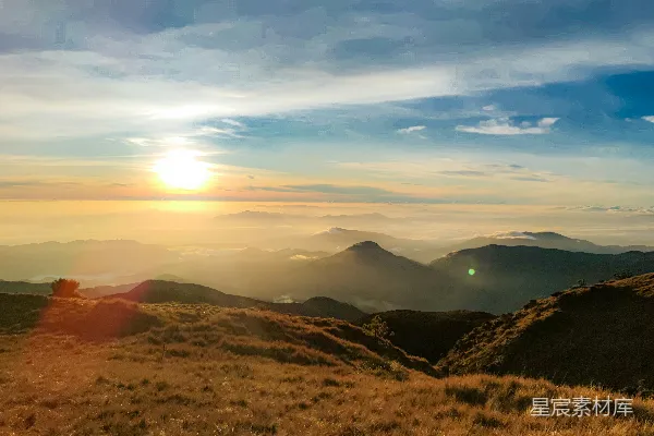 高清摄影 远处的山峦正落下夕阳。