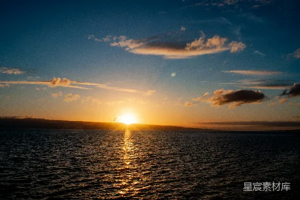 高清摄影 夕阳落下在一片水域之上