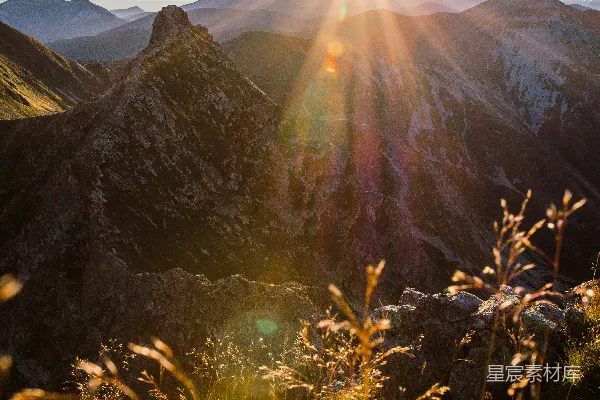 高清摄影 白天下着蓝天中的绿山与褐山