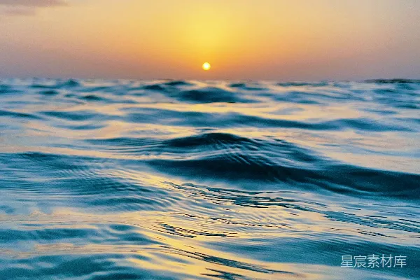 高清摄影 夕阳下的蓝色水面