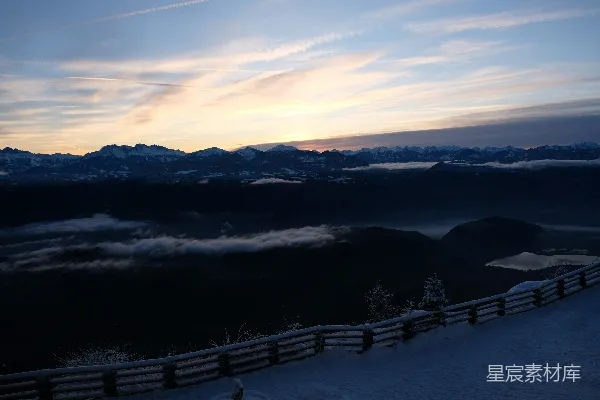 高清摄影 站在覆雪山坡上的一个人