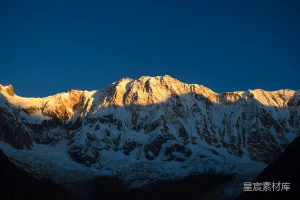 高清摄影 山雪覆盖，背景是蓝天。