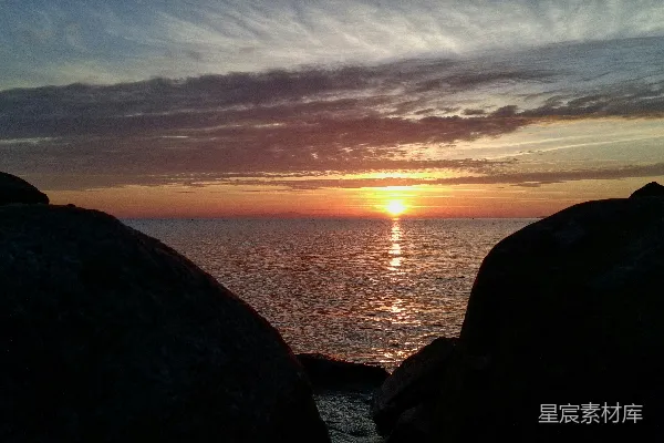 高清摄影 岩石间看夕阳西下