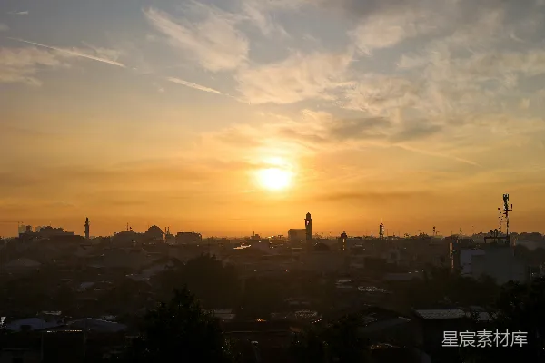 高清摄影 夕阳西下，一座高楼林立的城市。