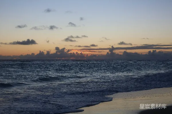 高清摄影 夕阳下的海景，云彩缭绕。