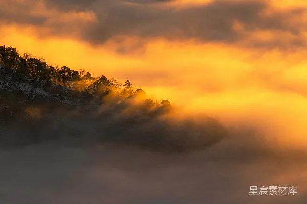 高清摄影 夕阳下的山脉被云雾覆盖。