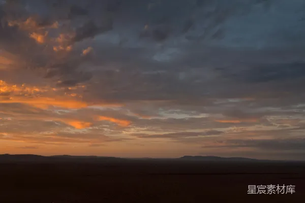 高清摄影 壮丽的夕阳云霞映衬在暗淡的地平线上