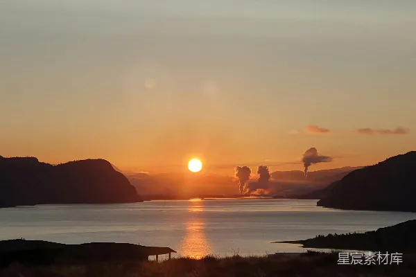高清摄影 夕阳落下在一片水域之上