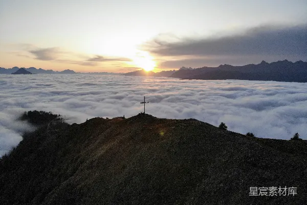 高清摄影 山巅一片烟雾缭绕，电话杆矗立，夕阳西下。