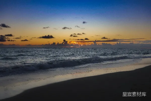 高清摄影 日落海滩，波浪轻柔。